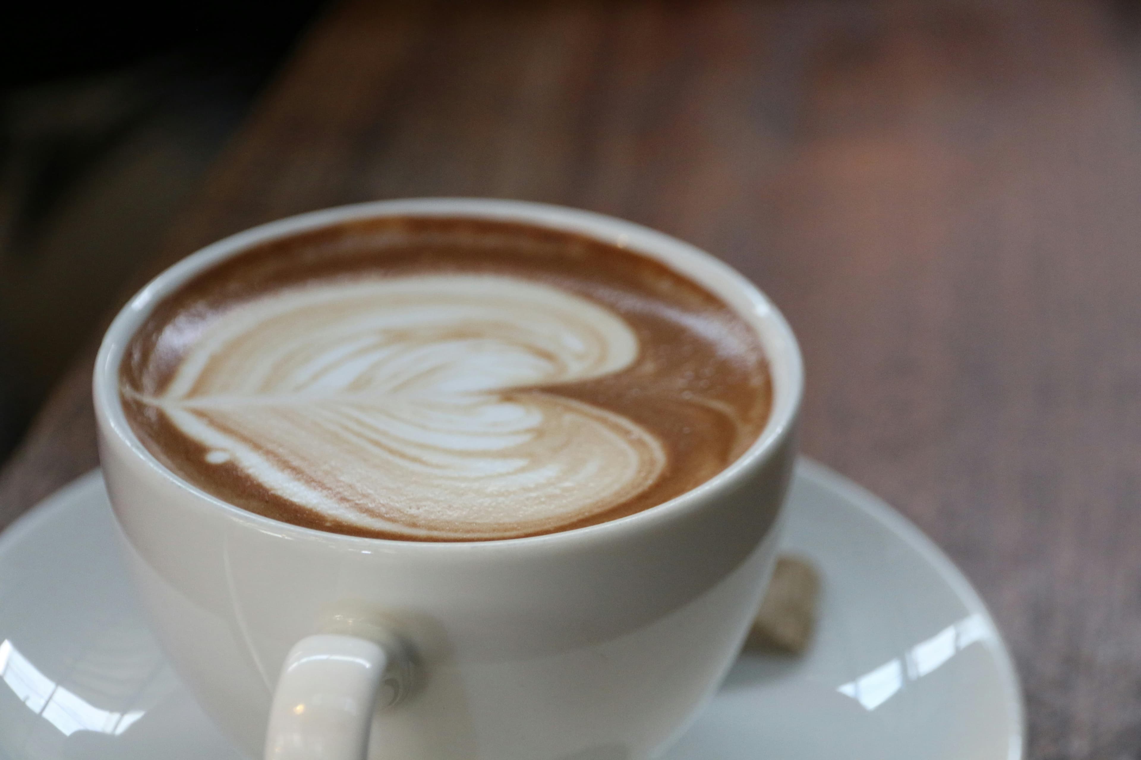 Vers gezette cappuccino met latte-art
